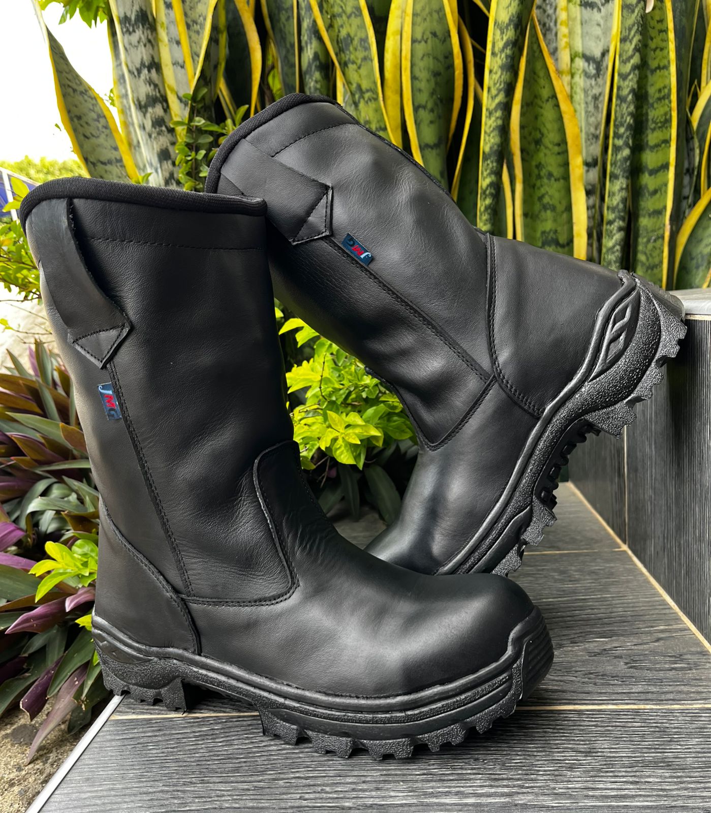 Bota SOLDADOR EN CUERO NEGRA R-21